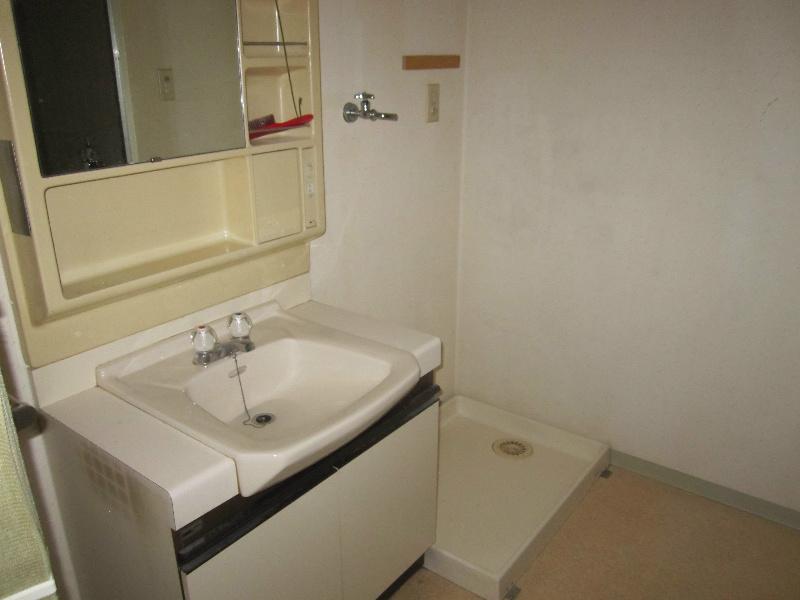 Wash basin, toilet. Washroom