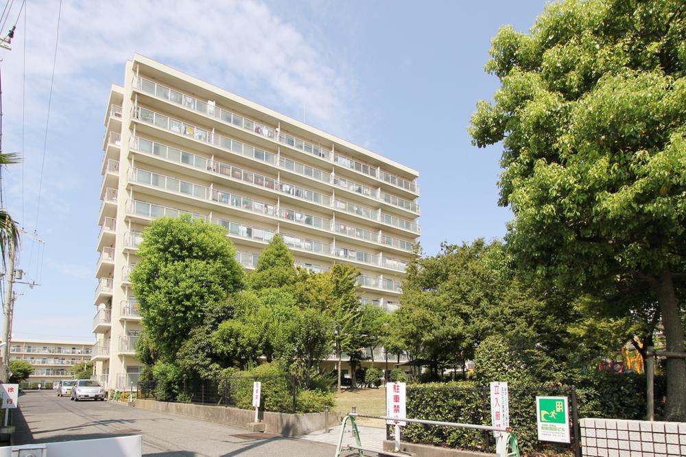 Local appearance photo. The first floor part of the park next to the apartment.