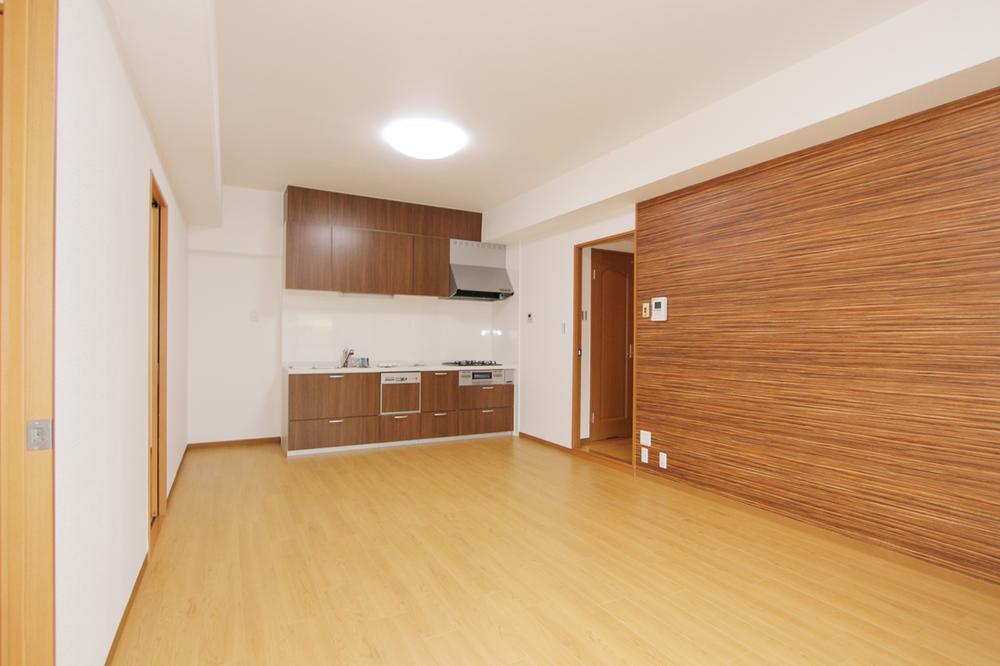 Living. 14.2 tatami spacious LDK, Temporary relaxation is waiting.