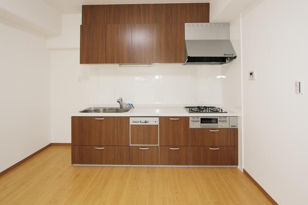 Kitchen. Frontage 2550 the size of the system kitchen, Of House Tech "Ekuseria W". It has adopted a drawer with a soft motion.