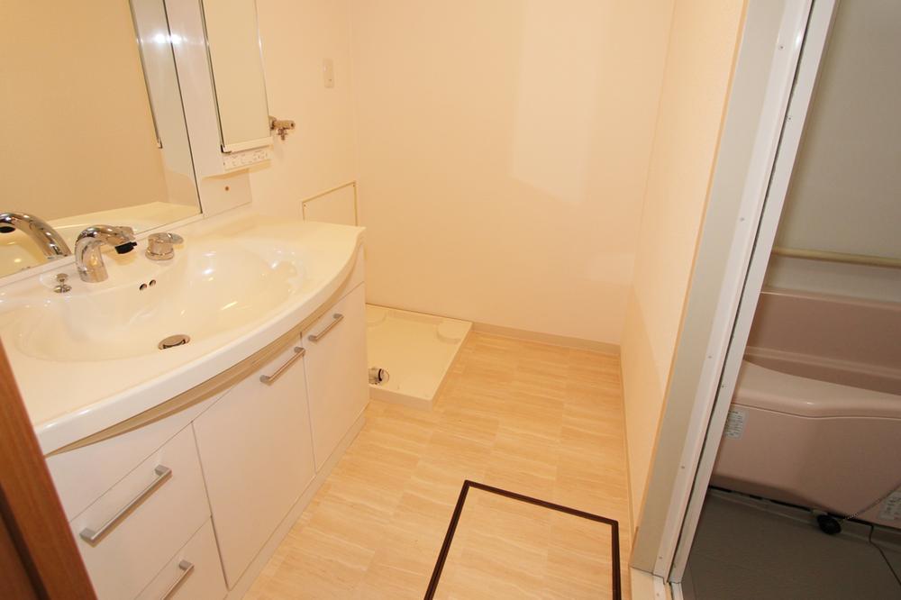 Wash basin, toilet. Wash room, Sort paste the cushion floor and cross, Also we had made, such as washing bread and towel ring.