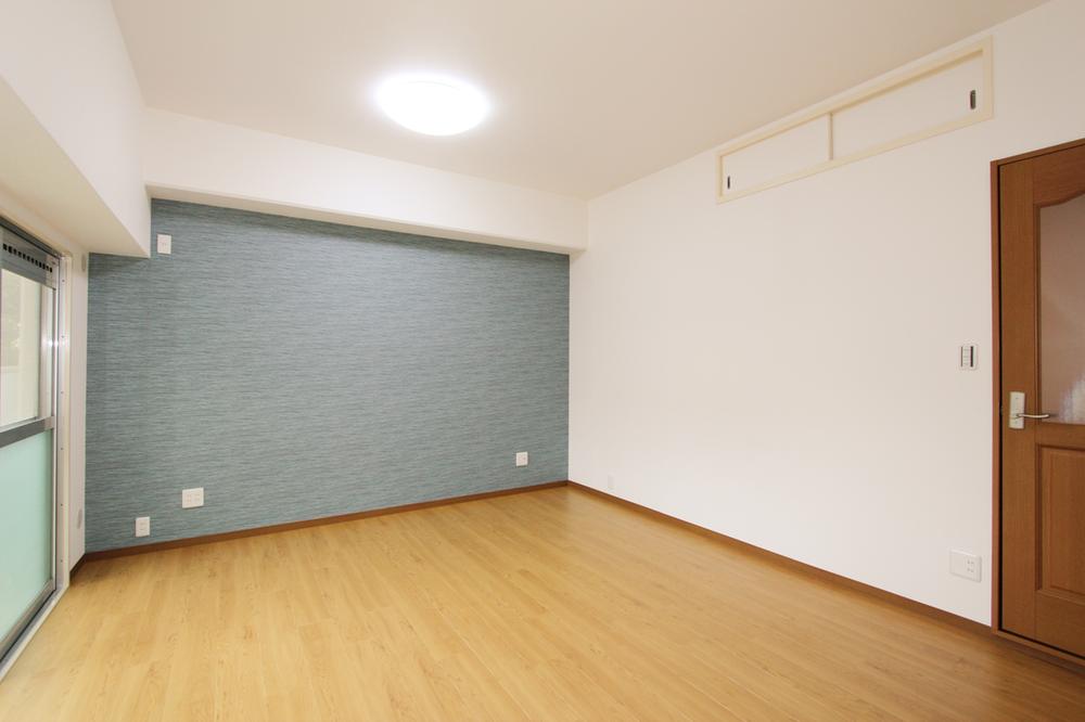Non-living room. Immediately of Western-style 9.8 tatami mats enter through the front door. Spacious relax comfortably.