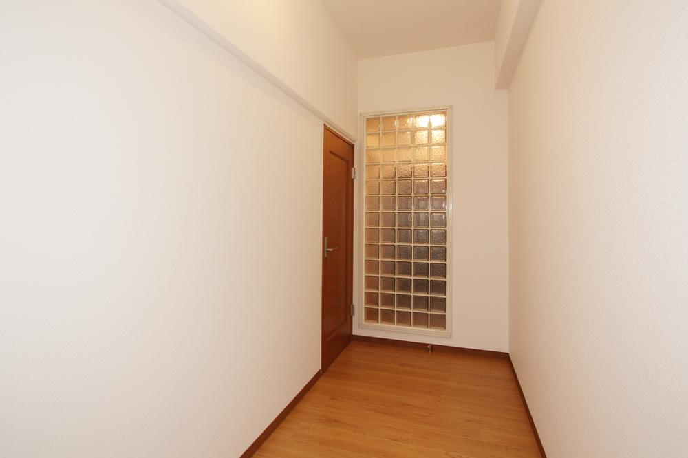 Receipt. Next to the 9.8-mat of Western-style, There is a 3.4-mat closet.