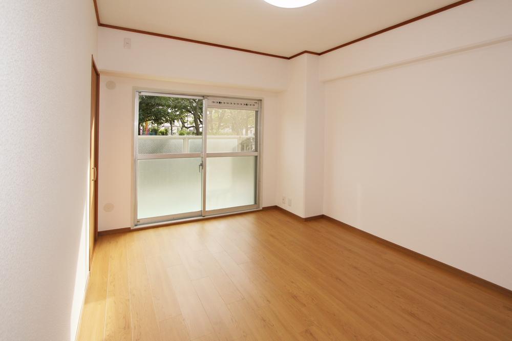 Non-living room. 6-mat of Western-style became a beautiful sort paste of cross.