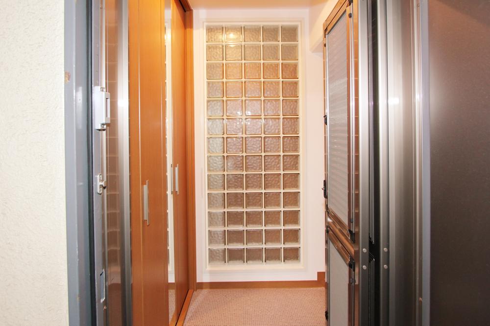 Entrance. It opened the entrance door, Welcome glass block partitioning and many times.