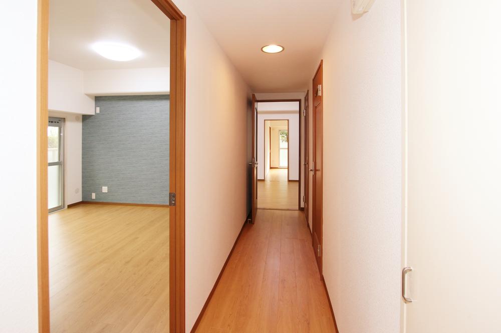 Other introspection. Corridor also paste the floor tile, Now beautiful cross of re-covering.