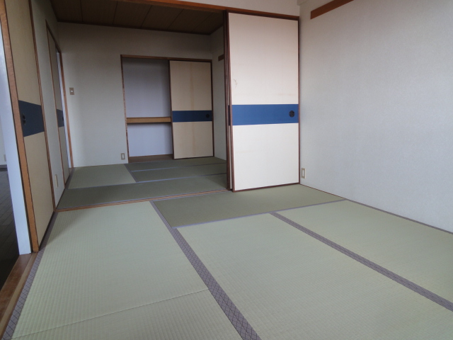 Other room space. You can use spacious Japanese-style of Tsuzukiai