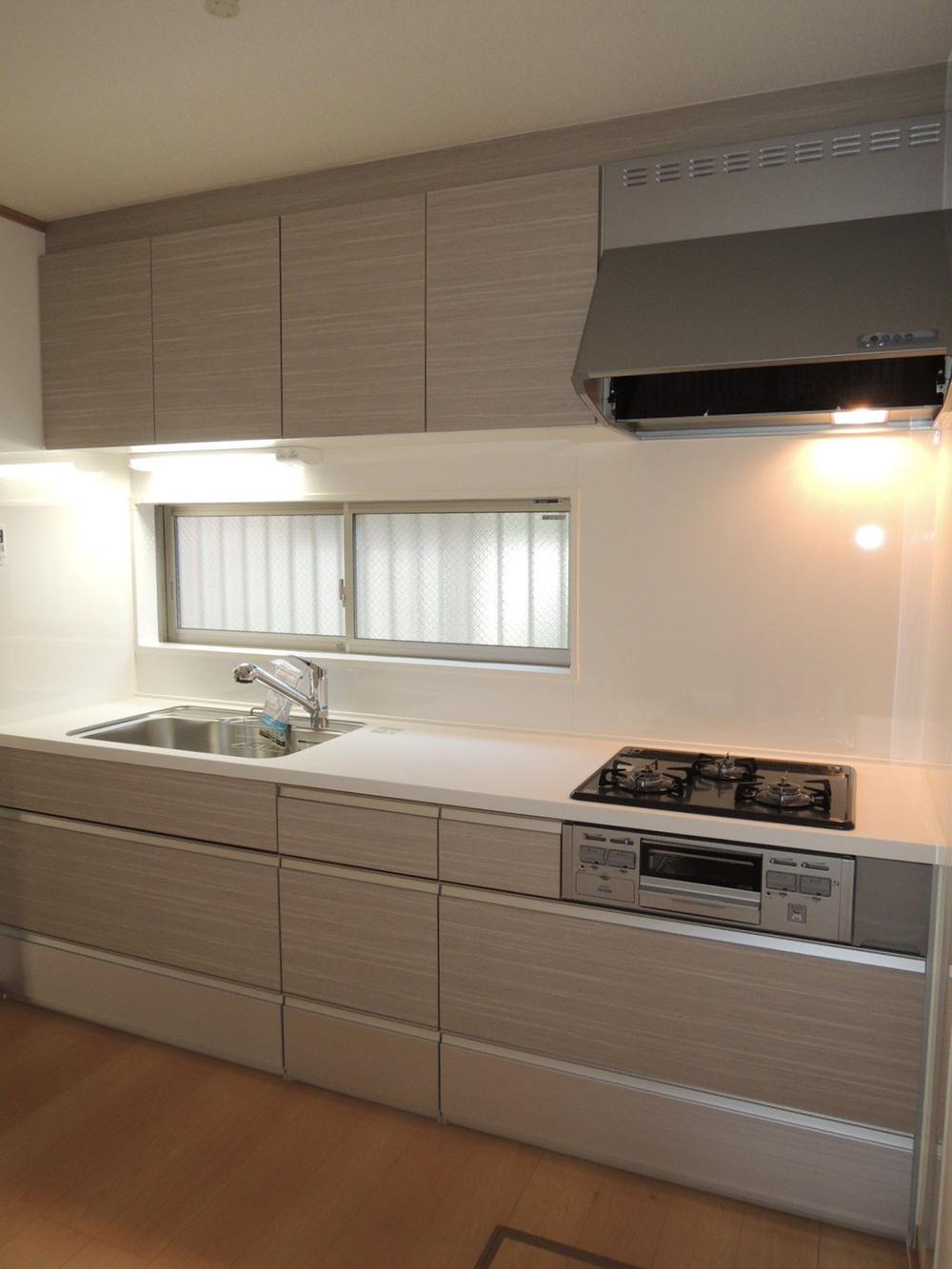 Kitchen. White was the keynote kitchen, There is a feeling of cleanliness, Since housework flow line is also good, You can do a good efficiency housework