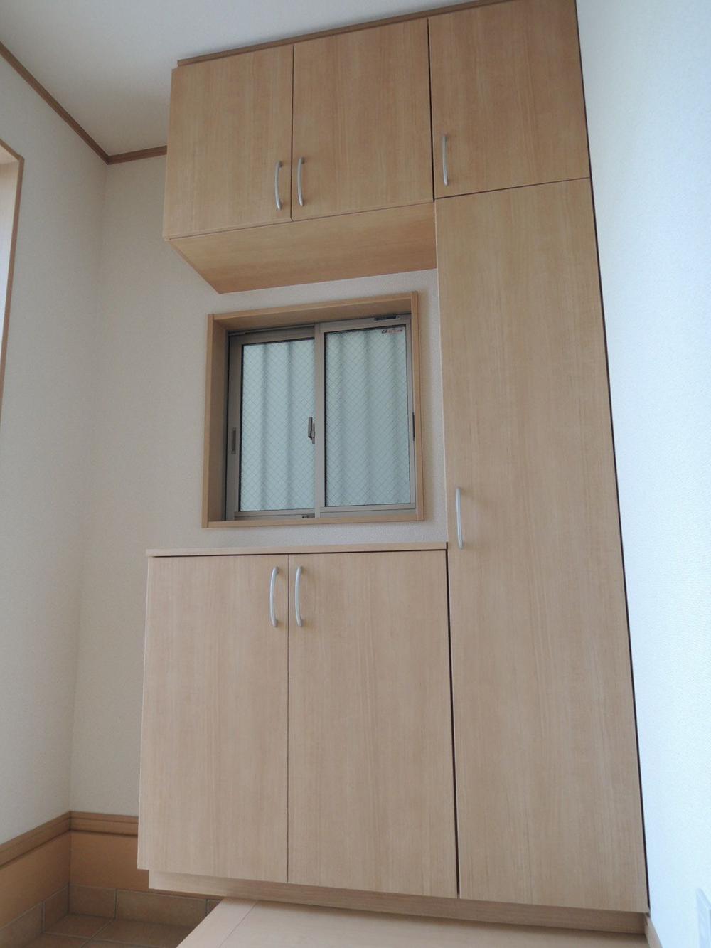 Other introspection. Housed plenty of cupboard, So that even with the window, It has become a bright entrance