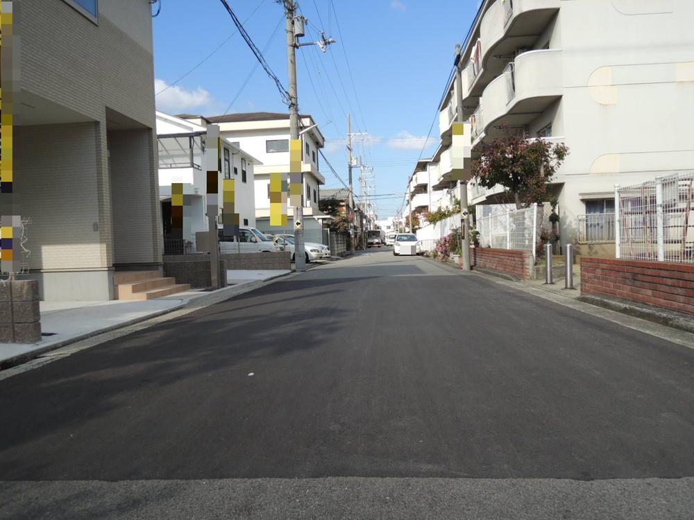 Local photos, including front road. Spacious residential area at the front road 6.0m.