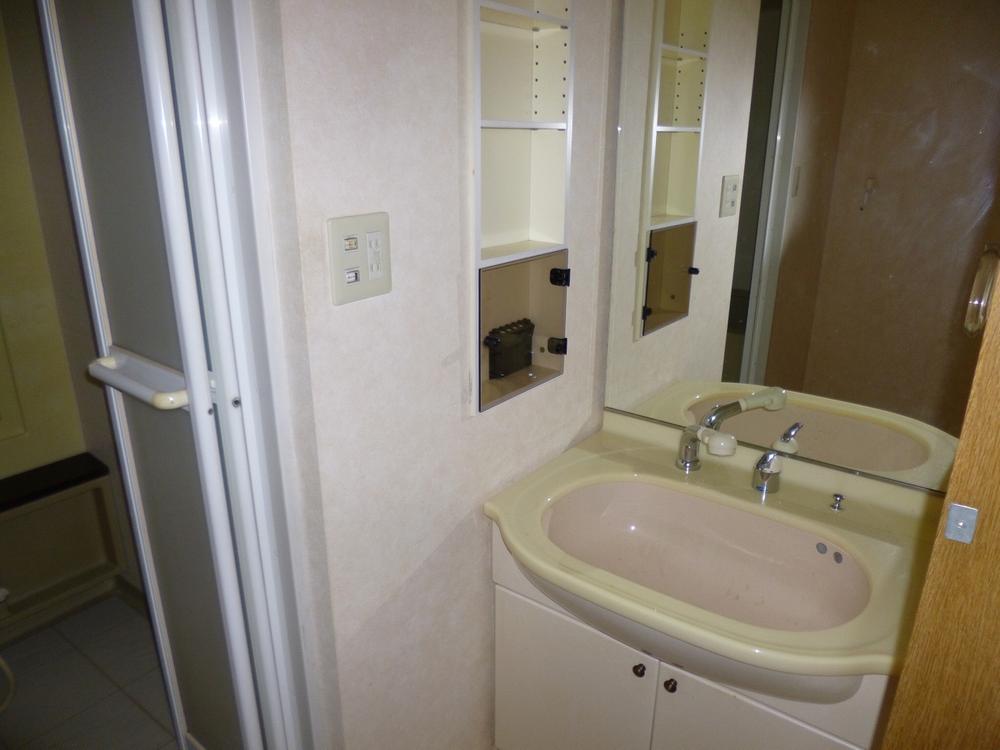 Wash basin, toilet. Since the washbasin has become to many types of storage, Also refreshing around