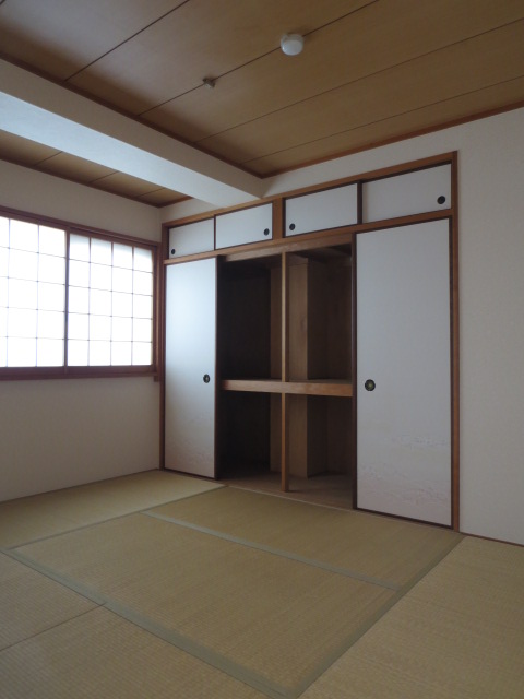 Living and room. ^^ Comes with a large closet in the Japanese-style room