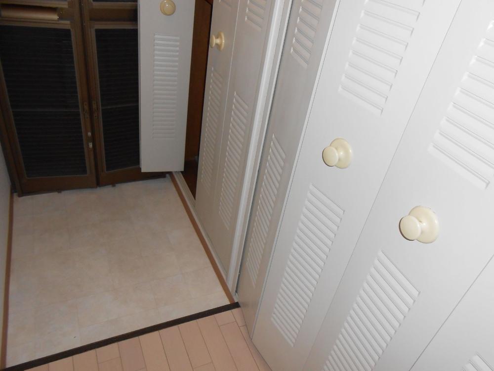 Entrance. Is an excellent entrance to the storage capacity