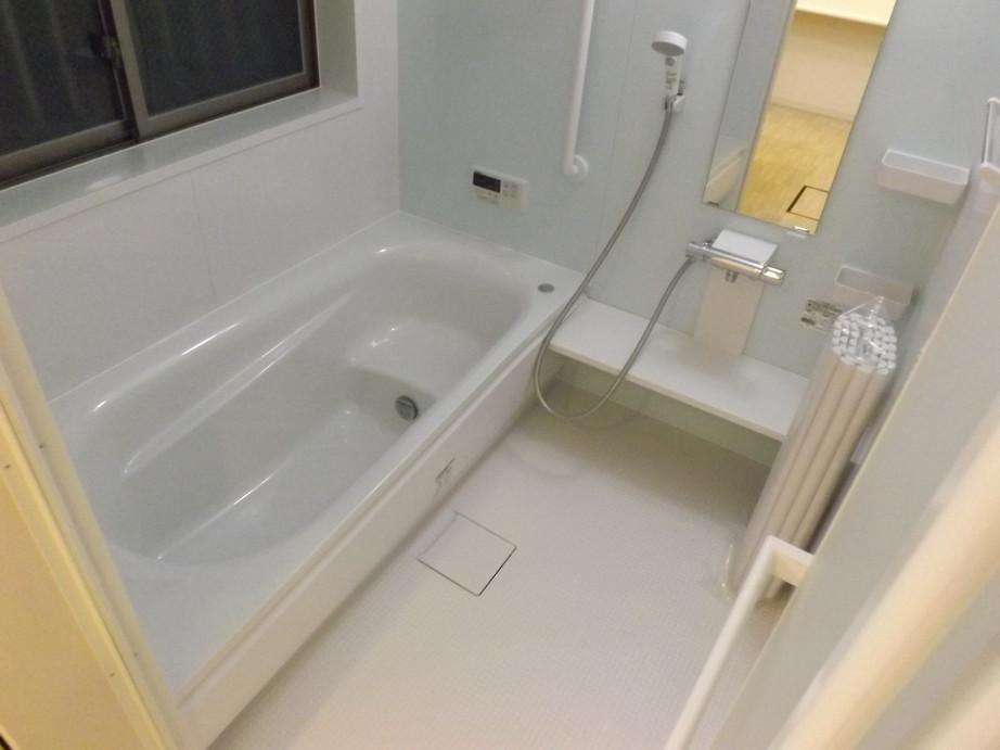 Bathroom. Local photo (bathroom) Half-length bathing large tub, Carat floor