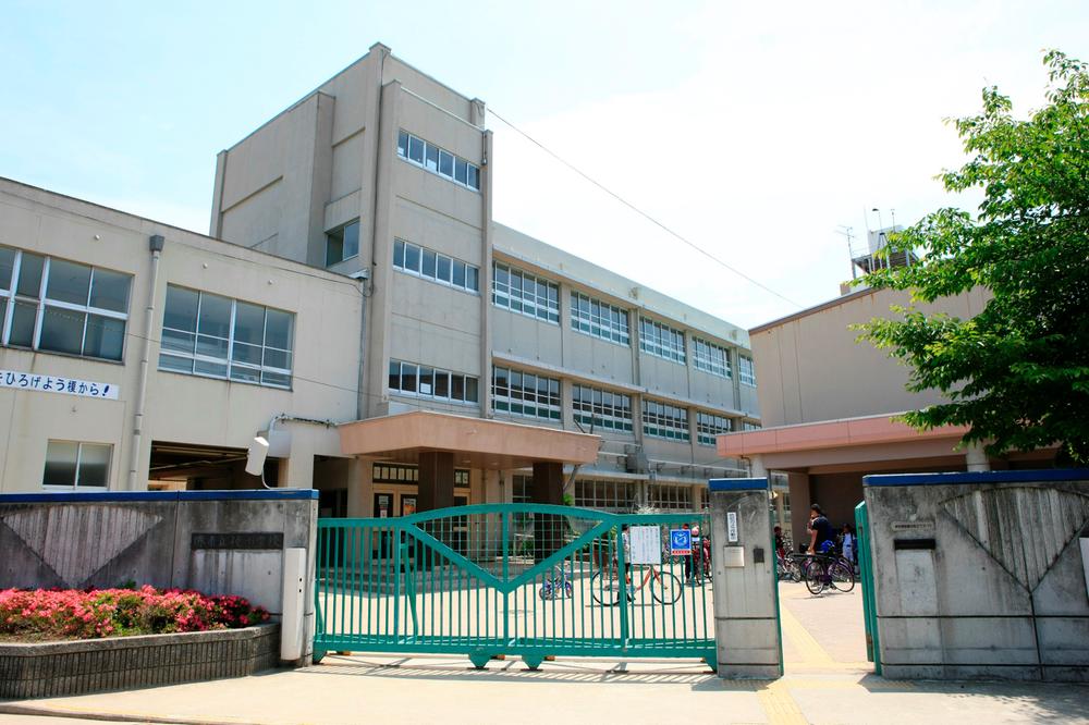 Primary school. Enoki a 4-minute walk up to 320m elementary school to elementary school. You can commute without passing through the main street.