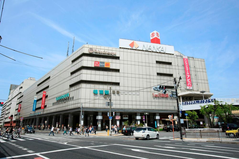 Shopping centre. Commercial facilities enhance the 560m Sakai Gare de l'Est around until Takashimaya Sakai. It is also useful for shopping your way home from work.