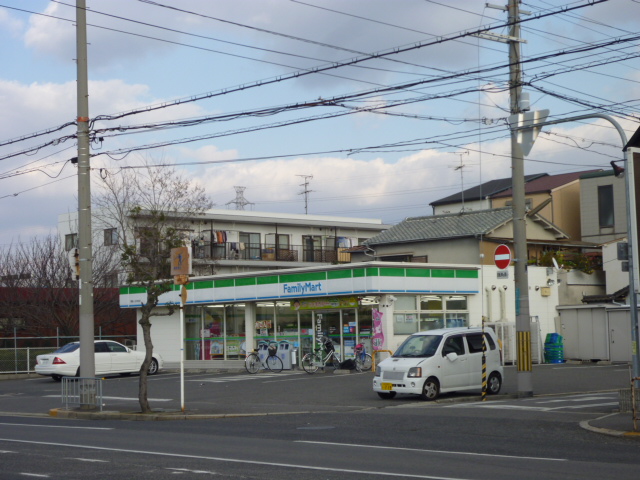 Convenience store. FamilyMart Sakai Midorigaokanaka the town store (convenience store) to 419m