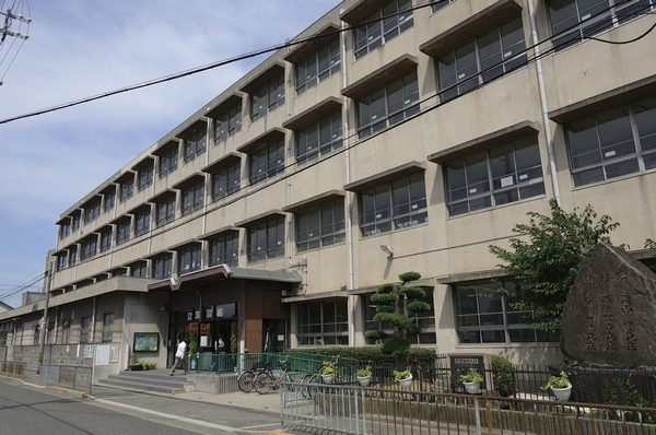 Sakaishiritsu Sambo 10-minute walk to elementary school. I There is a sense of security because it school without passing through the main road. Kindergartens and nursery schools also equipped to walk within 10 minutes