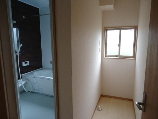 Wash basin, toilet. Building 2