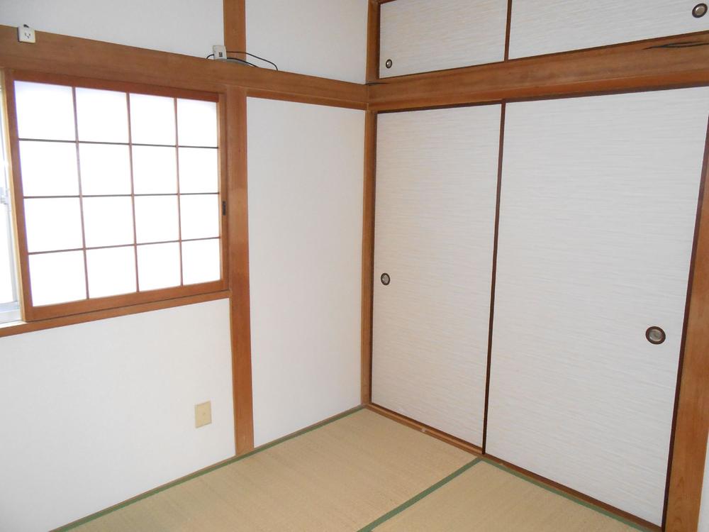 Non-living room. A storage capacity Japanese-style