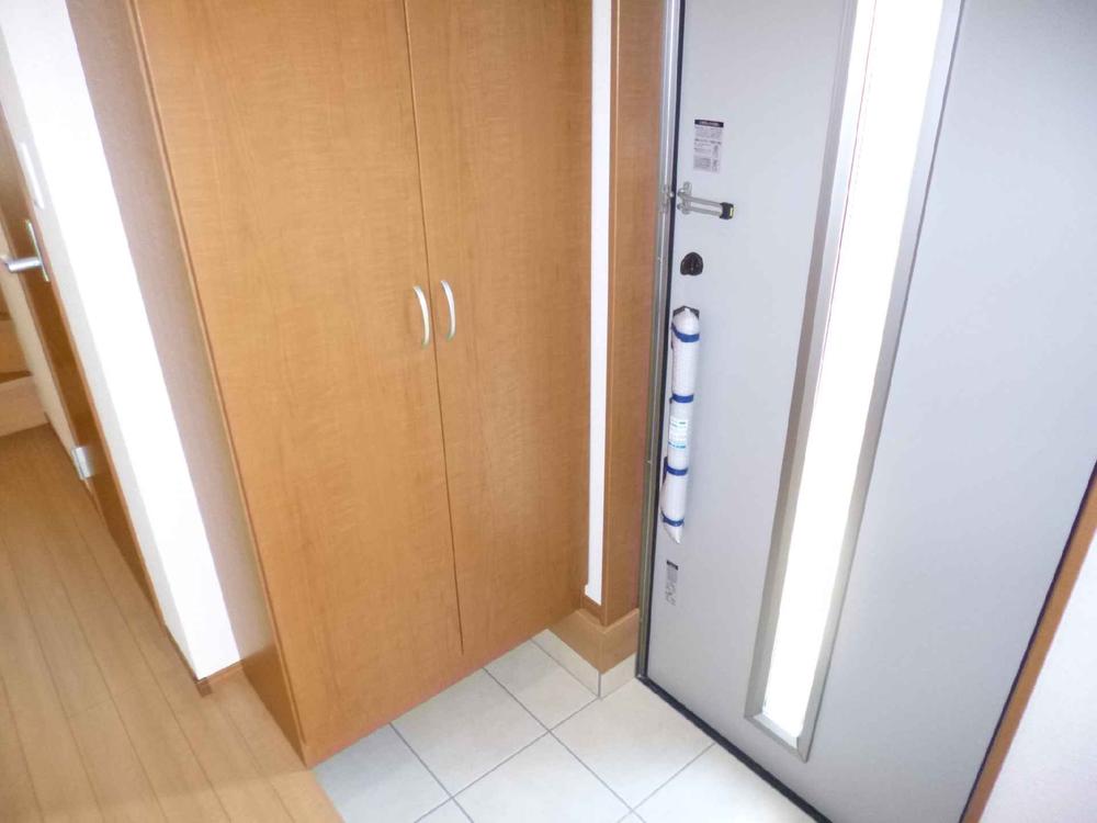 Same specifications photos (Other introspection). Excellent bright entrance to the storage capacity!