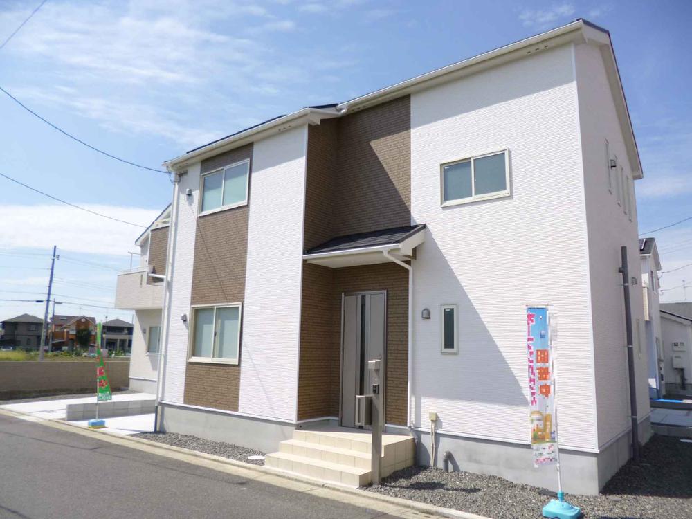 Same specifications photos (appearance). South-facing for sunny!