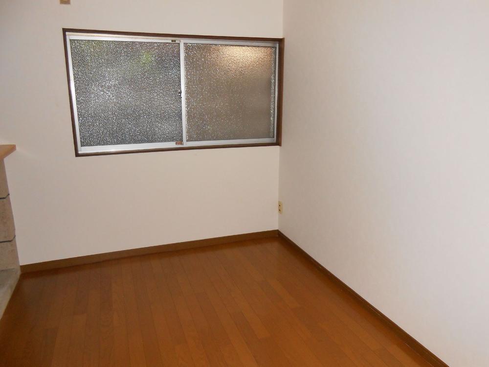Non-living room. The room is very clean.