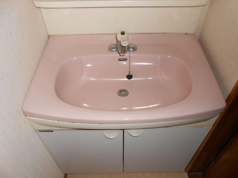 Wash basin, toilet. Easy-to-use washroom. 