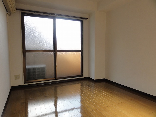 Living and room. It has become a spacious Western-style. 