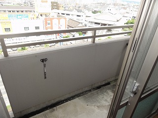 Balcony. It is a good balcony of wind street. 