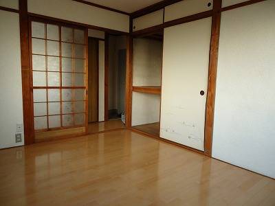 Living and room. It is spacious Western-style.