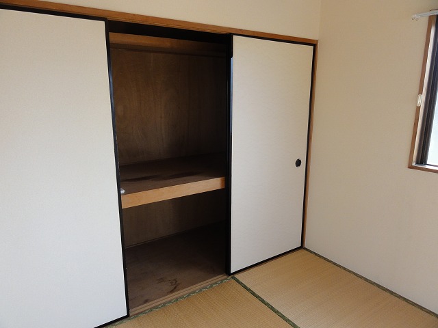 Receipt. Japanese-style storage (closet)