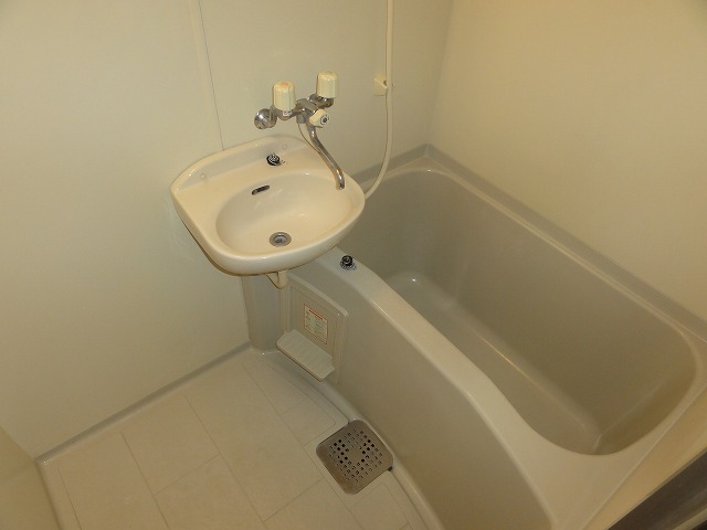 Bath. Bus toilet separate (Separate)