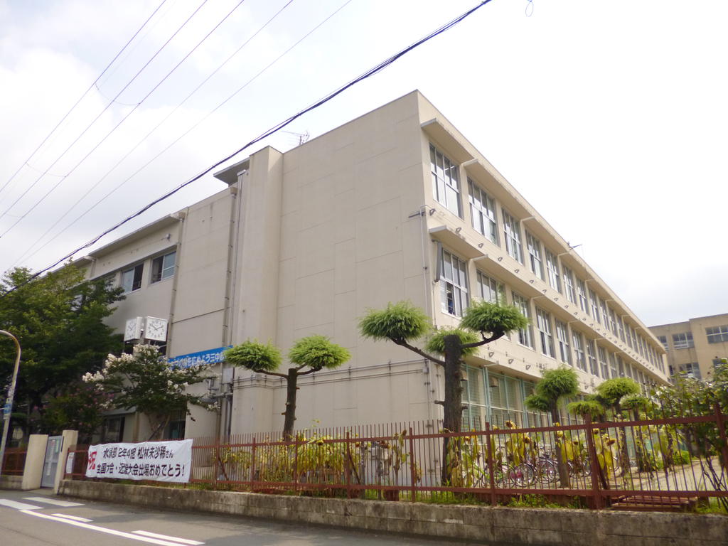 Junior high school. 183m to Sakai City Takashi Mikuni junior high school (junior high school)