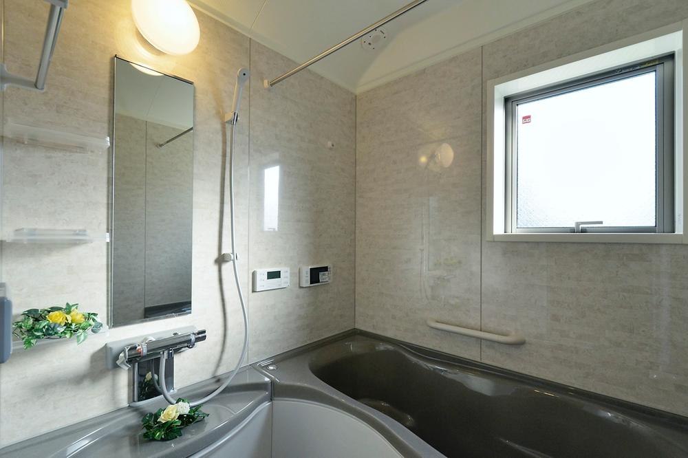 Same specifications photo (bathroom). Bathroom bathroom heating dryer and bathroom TV is spacious of standard equipment. Also possible to relax and soak in the bath stretched out legs in men. With excellent window to ventilation. (Our example of construction)