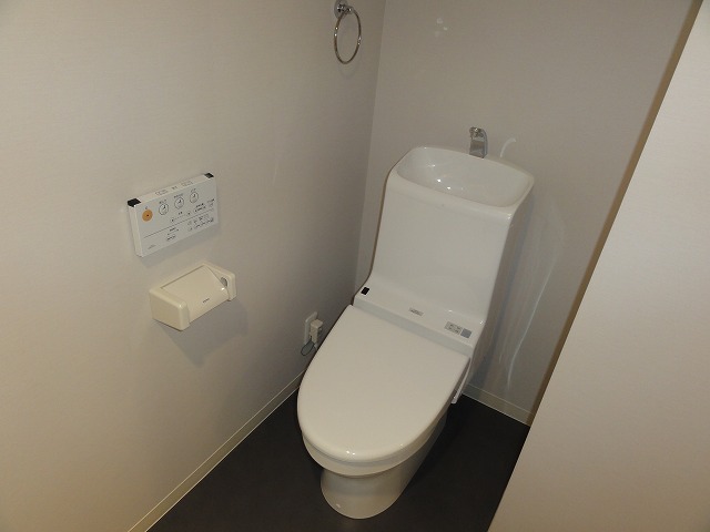 Toilet. Toilet (with washlet ^^)