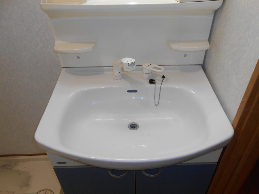 Wash basin, toilet. Easy-to-use wash basin. 