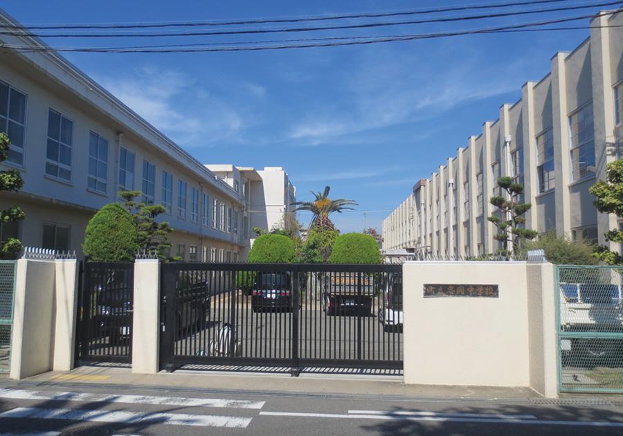 Junior high school. Tadaoka until junior high school 830m walk 11 minutes