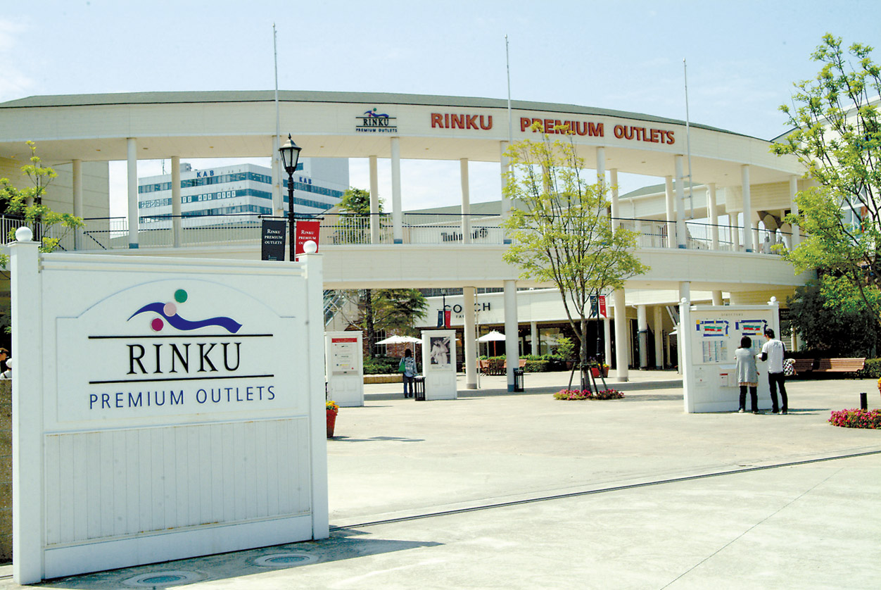 Shopping centre. There is on the opposite shore of the 3600m Kansai airport to Rinku Premium Outlets, Resort is in a sense a lot of Rinku Premium Outlets about 150 stores of the brand shop. I find I'm sure also want items