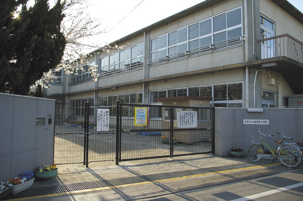 Primary school. Elementary school in 560m Okadaura front of the station to the west Cinda elementary school. Because it is a rich natural environment school, Children also grow quickly and healthily