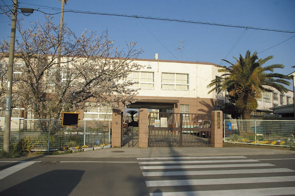Junior high school. Closeness of 240m 3-minute walk from the West Cinda junior high school. Even if late in extracurricular activities, Even if the outside is getting dark, Quickly likely to put in the house