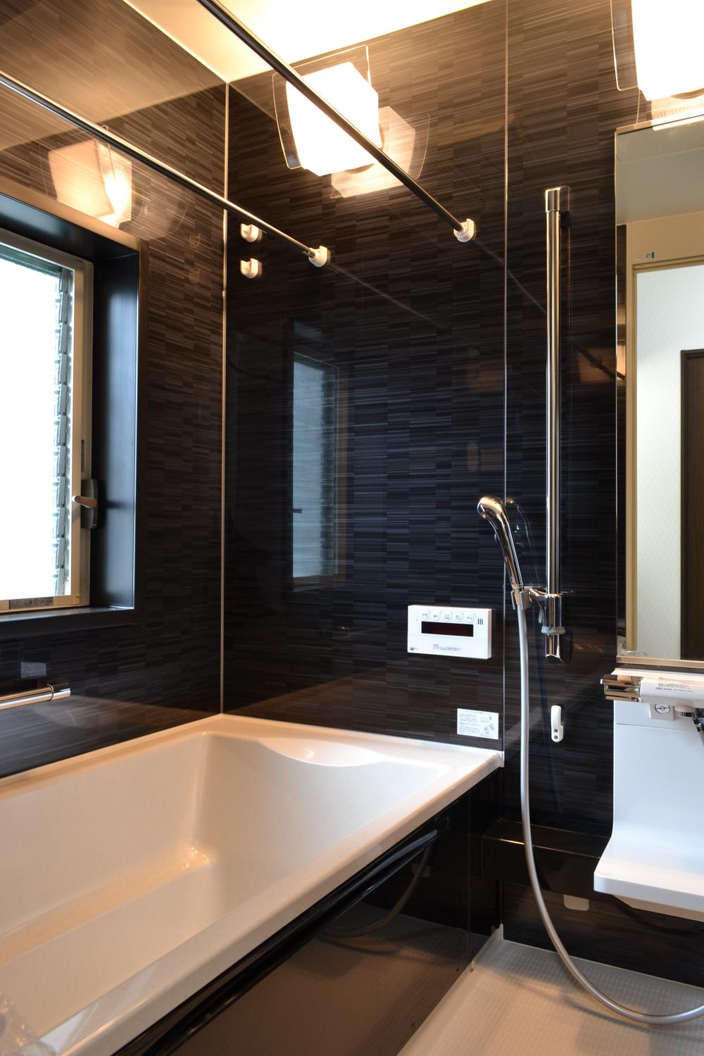 Bathroom. If you heal the fatigue of the day, After all, bath time! It drifts profound feeling, Bathroom tones and black, Likely to indulge in elegant mood. In also equipped with bathroom heater, Nashi rainy season and winter of your laundry is also a problem (No. 5 locations)