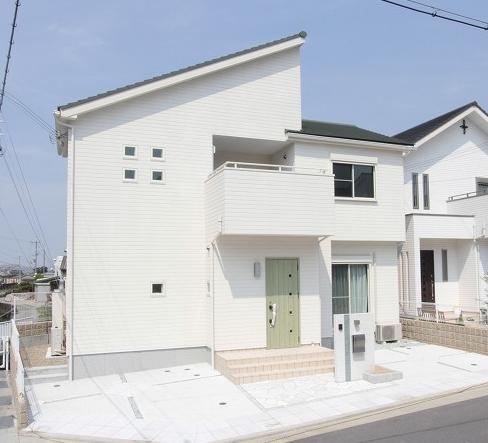  [Model house: Appearance]  It is a model house of bright impression that white was the keynote!  Local (February 2013) Shooting