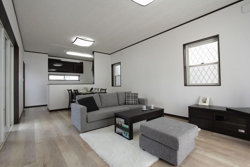 Living.  [Model House: Living]  Windows are often here model house! Ventilation is often very comfortable!