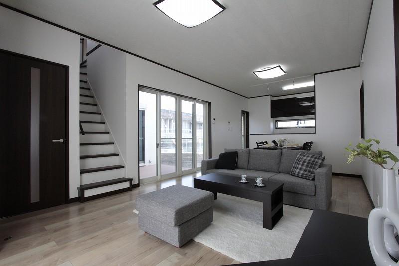 Living.  [Model House: Living]  Four sides ventilated by release ・ It is a good living of lighting!  Local (February 2013) Shooting