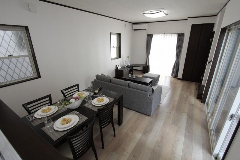 Living.  [Model House: Living]  In the living there is also a storage! Thing or medicine cabinet family is frequently used, DVD can also be stored securely something!