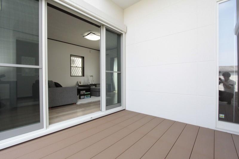 Balcony.  [Model house: wood deck]  Is a wood deck facing the Japanese-style room and living room! Fun, such as barbecue is full to children in pool play!