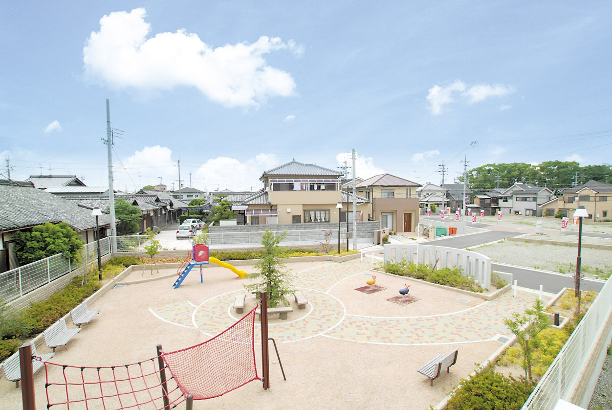 park. To park Town, There is a small children play happily park. Also just moved, Soon likely to be friends