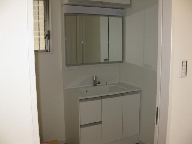 Wash basin, toilet. ☆ Wash basin ☆