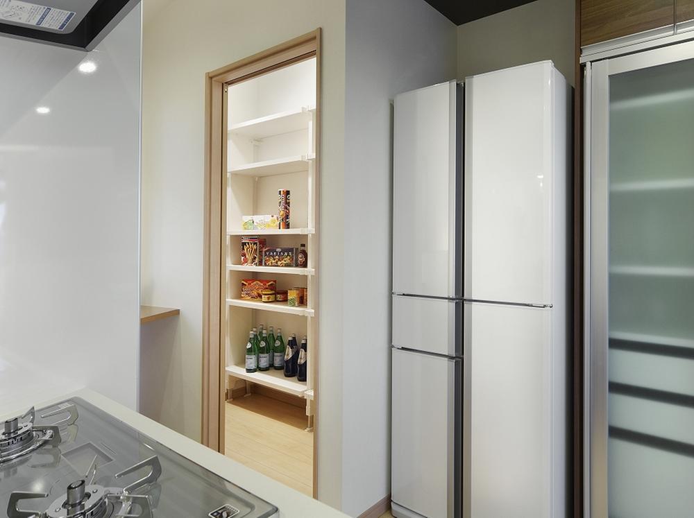 exhibition hall / Showroom. Immediately the back of the kitchen, Also installed large pantry with a door. Food of various sizes, Beverage, Because you can organize the seasoning by type, Daily dishes also smooth (Gallery House)